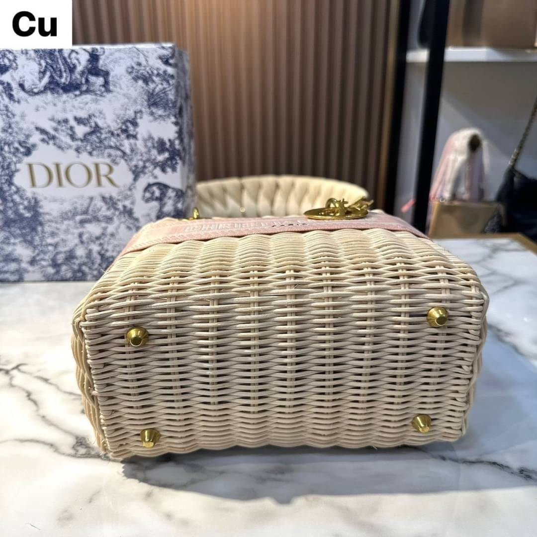 DIOR Lady Natural Wicker Bag กระเป๋าสะพายงานสาน พร้อมผ้าผูกด้านในสวยงามทรงเสน่ห์ จะถือหรือสะพายข้างด้วยสายสปอร์ตก็สวยเลิศ โดดเด่นกว่าใคร งานสวยเกินราคา คุ้มที่สุดในย่านนี้บอกเลย!!