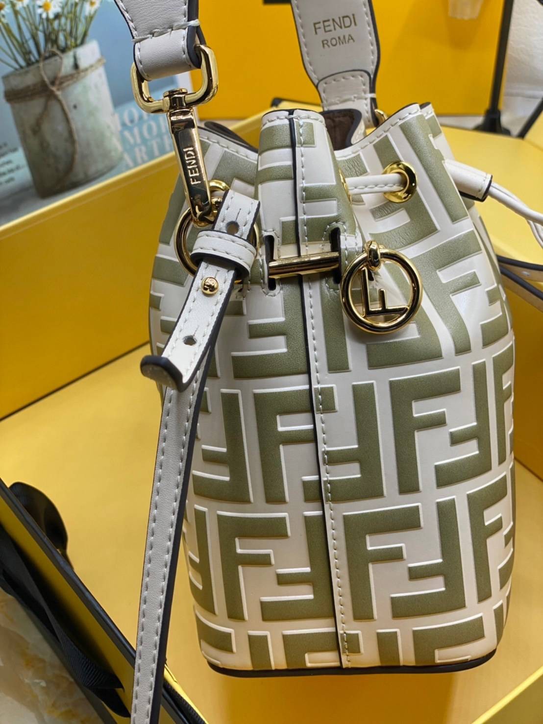 หนังแท้ 】Ori Fendi MonTresor mini Bucket Bag กระเป๋าถือหรือสะพายข้าง วัสดุหนังแท้ทรงขนมจีบ ลายแบรนด์ อะไหล่ทองหรูหรา จุของได้เยอะ น้ำหนักเบา ตั้งอยู่ทรง ด้านในโล่ง มี2สาย สายสั้น+ยาว ถอดสายได้ Crossbody ได้ สายยาวปรับระดับได้ คุ้มสุดๆ ใบนี้ไม่ควรพลาดค่ะ ด