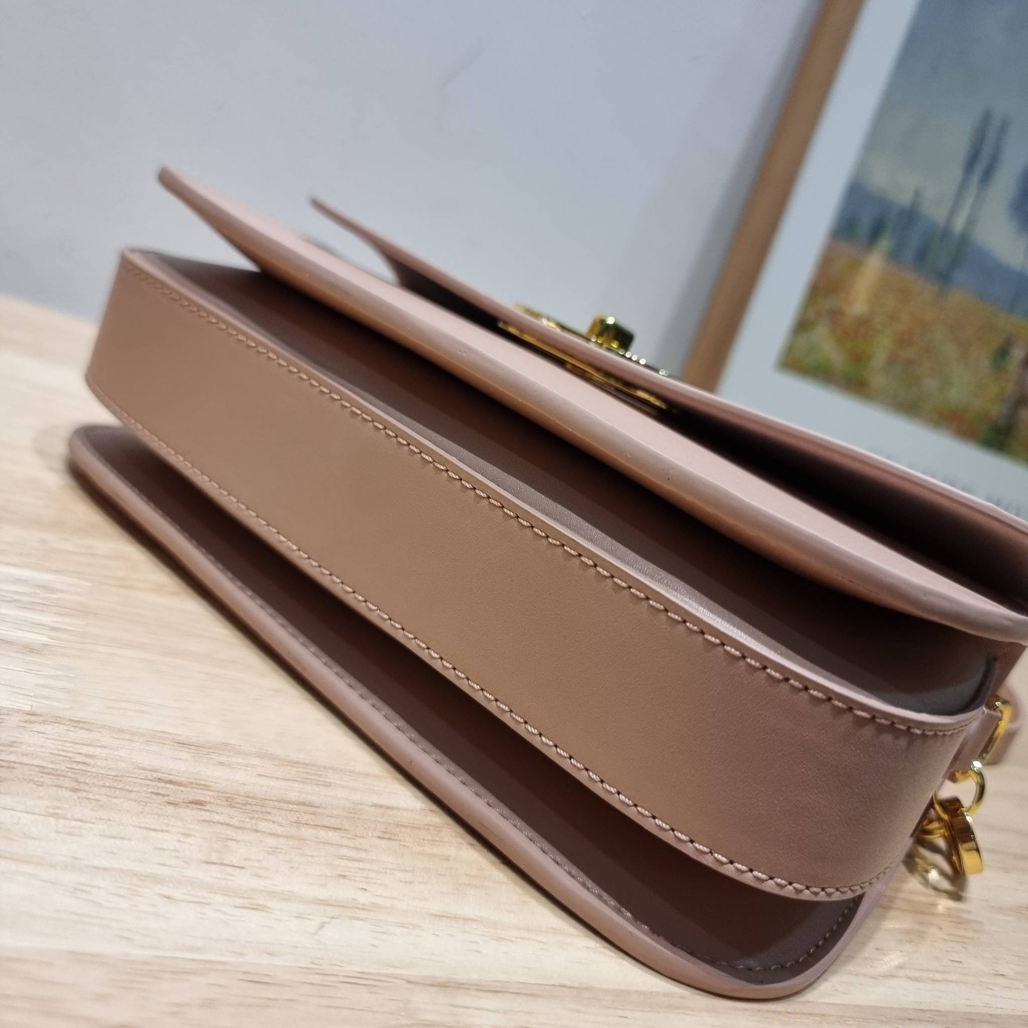 DIOR 30 MONTAIGNE AVENUE BAG สวยหรู ดีเทลแพง ต้องยกให้ไอเท็มนี้เลย กับกระเป๋าสะพายข้าง รุ่นที่ใครเห็นเป็นต้องรัก ดีไซน์เรียบง่าย แต่แฝงความผู้ดี