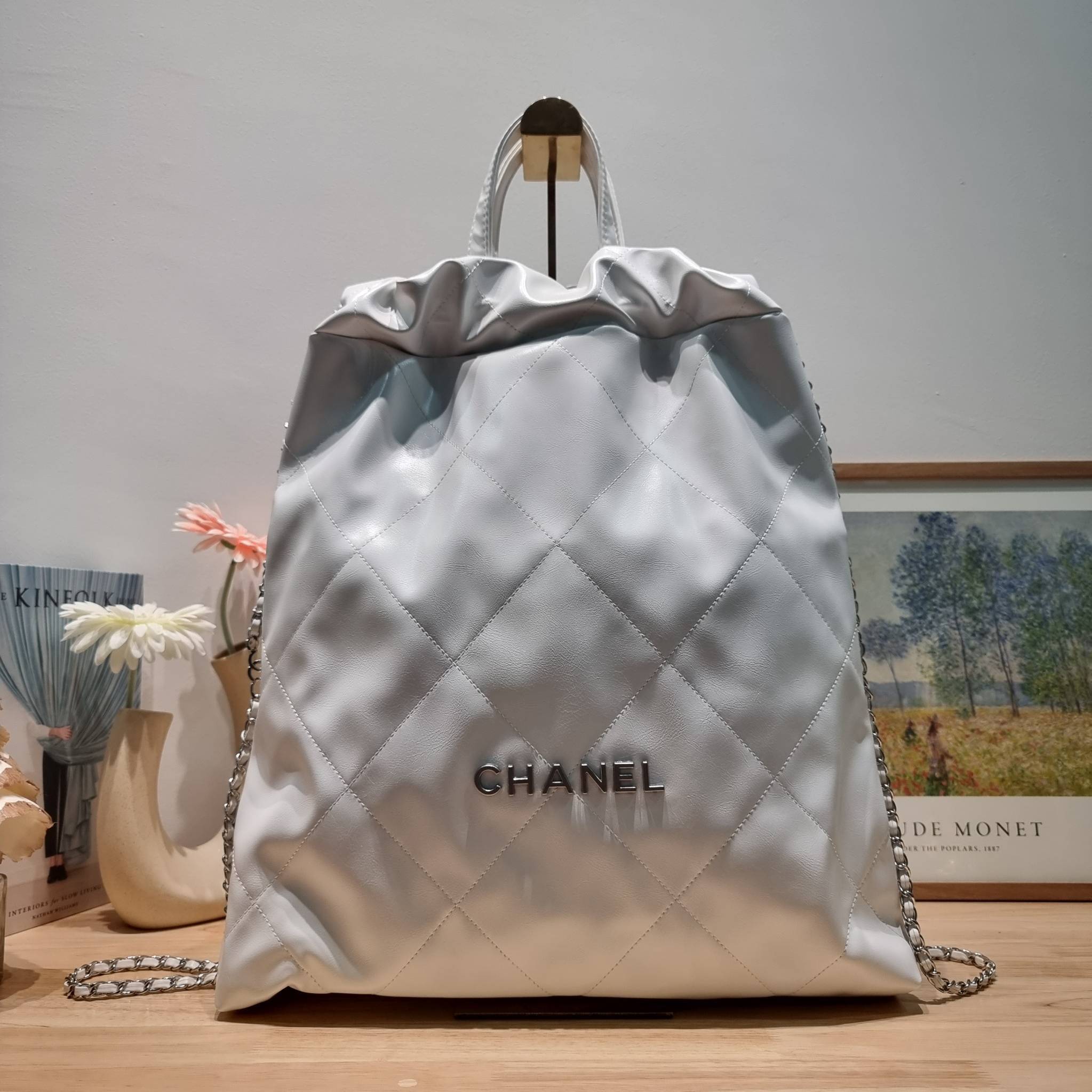 Chanel 22 large backpack เกินต้านที่สุดกับไอเท็มนี้ ที่รอบนี้จัดหนักให้ไปเลยกับไซส์ใหญ่สุด กระเป๋าทรงแบคแพค สะดวกใช้งานมากๆ