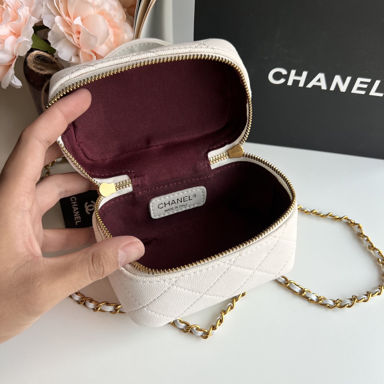หนังแท้ Chanel Micro Bag / CHANEL Small Vanity Case Caviar Leather / Chanel vanity chain mini พร้อมส่งที่ไทย กระเป๋าสะพายข้างขนาดเล็กน่ารัก ดีไซน์คลาสสิคเรียบหรูเข้ากับทุกลุ๊คแบบไม่มีเอ้าท์ ไอเท็มนี้แนะนำสวยน่าใช้ ไม่ควรพลาดเลยค่าา