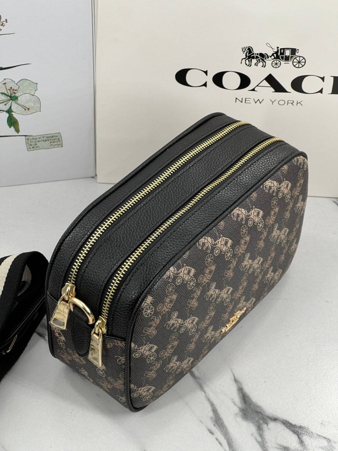 COACH JES CROSSBODY WITH HORSE AND CARRIAGE PRINT ((91109)) กระเป๋าสะพายครอสบอดี้ร์ หนังแท้นิ่ม ลายปริ้นรถม้าทั้งใบสวยงามมากๆค่ะ กระเป๋าแบ่งเป็น2ช่องซิปหลัก ช่องกว้างสามารถใส่กระเป๋าเงินใบยาวได้;ของจำเป็นได้ครบเลยค่ะ;มีช่องให้ใส่ของจุกจิก;พร้อมช่องโล่งด้า