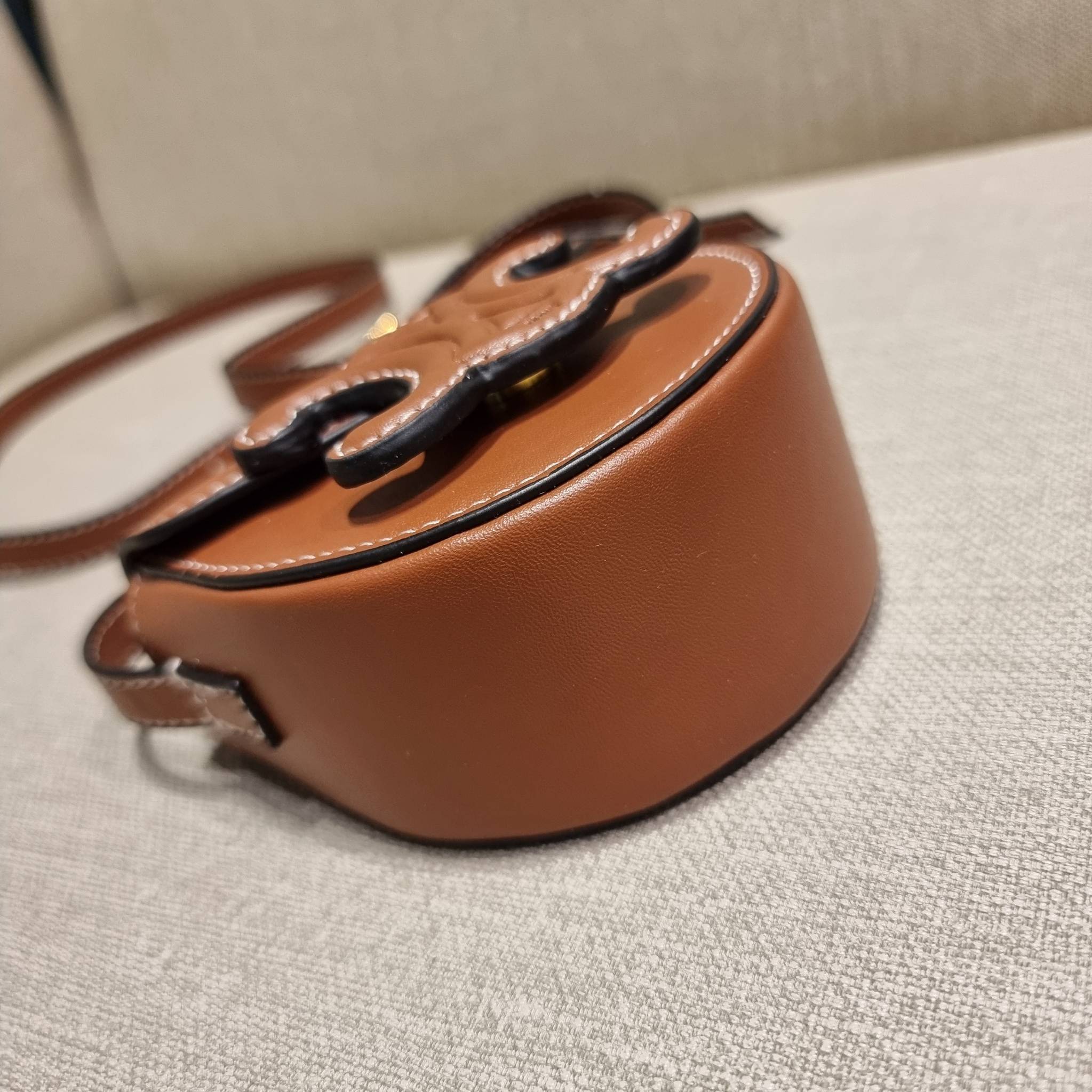 CELINE BESACE CUIR TRIOMPHE MINI BAG รุ่นที่หนุ่มๆสาวๆต่าวก็ถามหา!! เดอะเบสท์เซลเลอร์ กระเป๋าสะพายมินิไซส์ เล็กแต่ปังมาก!! ดีเทลเรียบแต่หรู วัสดุหนังแท้ สีคลาสสิค เปิด-ปิดด้วยกระดุมแน่นหนา ภายในเป็นช่องโล่ง สายสะพายในตัวปรับได้ตามชอบ ใบนี้สามารถใส่บัตร ใส