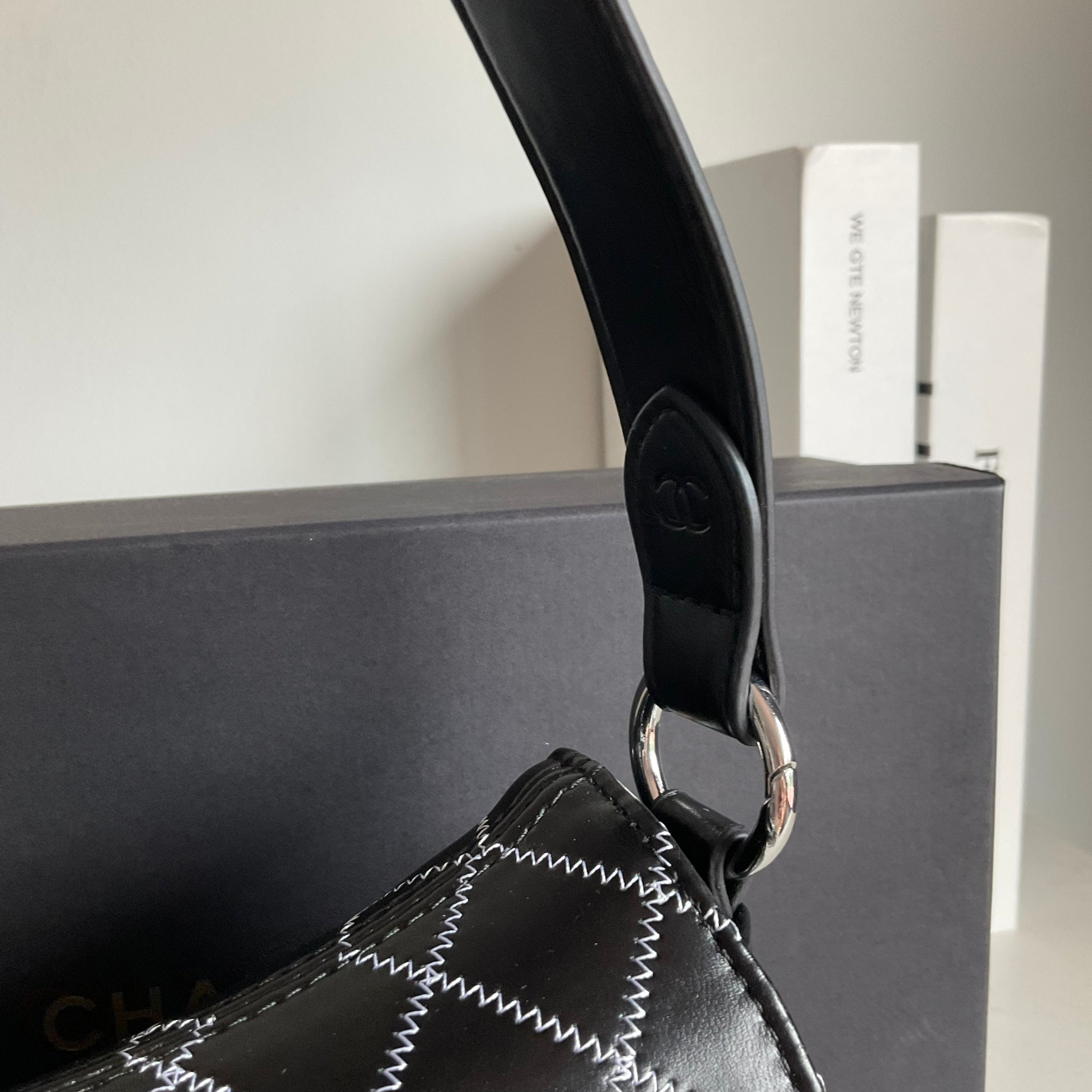 Chanel E/W Quilted Chain Stitch Flap Bag - Black Shoulder Bag / CHANEL VIP CROSSBODY BAG กระเป๋าทรงสะพายข้าง หนังพียู อะไหล่เงิน เย็บกิมมิคตารางสีขาว