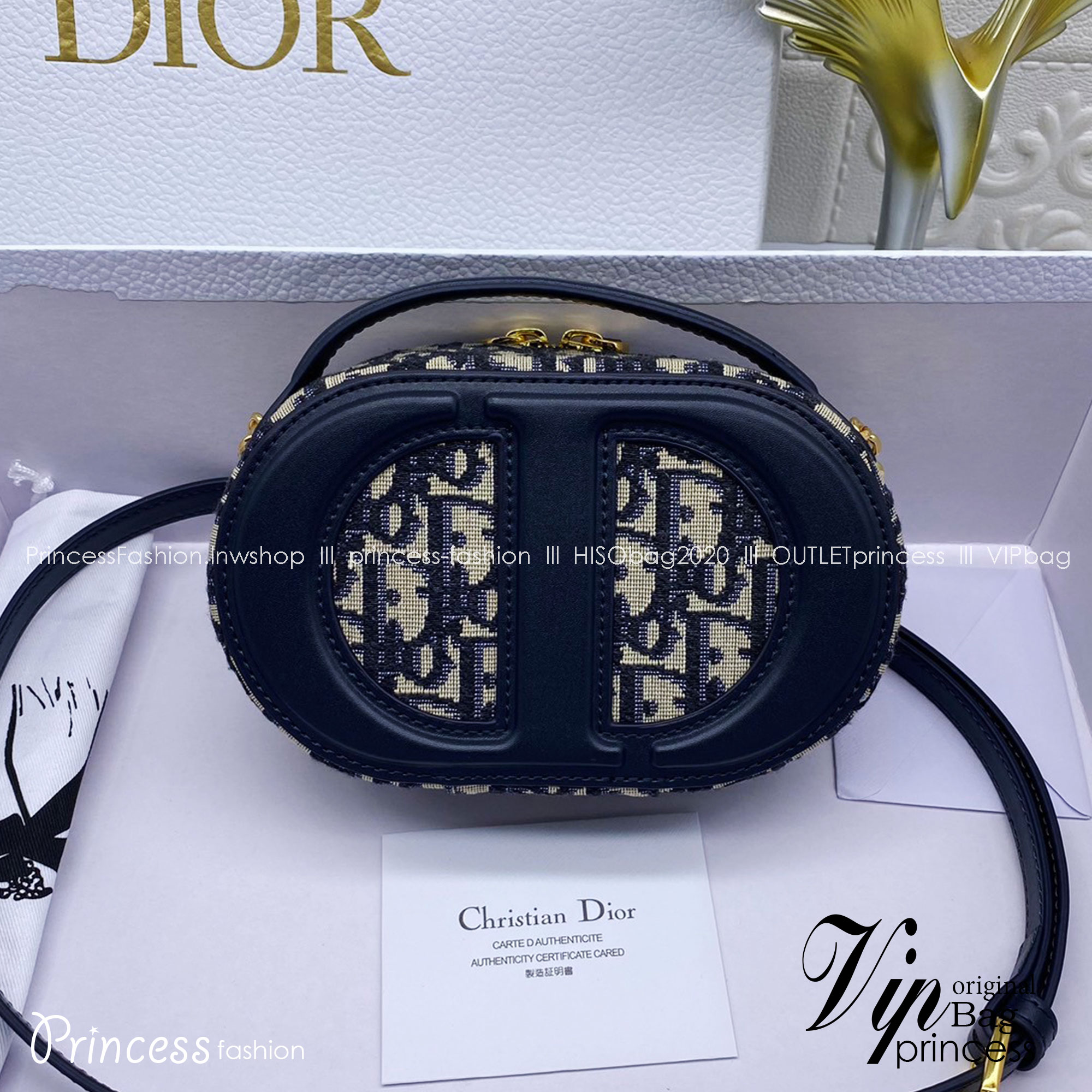 DIOR CD Signature Bag with Strap 17cm / CD OVAL CAMERA BAG / Dior Camera Bag ดีไซส์ใหม่ล่าสุด บ่งบอกถึงความหรู แต่ใช้งานได้โอกาส ใช้ได้ทั้งชายหญิง กระเป๋าสะพายทรงกล้อง ขนาดกะทัดรัด ไซส์สะพายคล่องตัว สีผู้ดีมากๆ