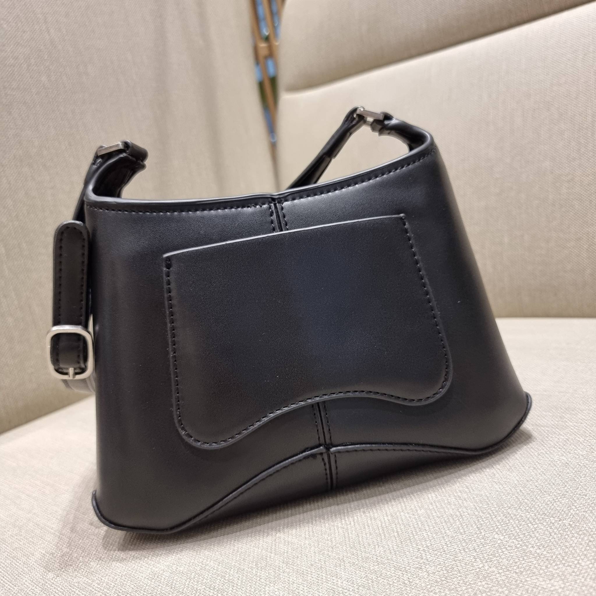 Balenciaga XX small leather shoulder bag กระเป๋าสะพายดีไซน์สวยเลิศ!! ไม่ซ้ำ เอกลักษณ์ที่โดดเด่นด้วยรูปทรง และขนาดที่กำลังเหมาะใช้งาน พร้อมดีไปหมด!! วัสดุสังเคราห์เรียบหรู ปากกระเป๋ามีแถบแม่เหล็กคาดกันของหล่นได้ ภายในกระเป๋าเป็นช่องโล่ง มีช่องซิป และช่องย่