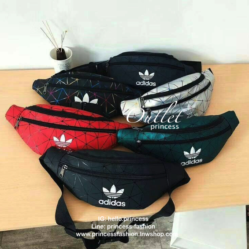Adidas belt bag รุ่นใหม่พร้อมส่งที่ไทยกับกระเป๋าคาดอก/คาดเอว วัสดุpuน้ำหนักเบา ที่ตัวกระเป๋าแต่งtexture สวยงาม ด้านหน้าสกรีนโลโก้แบรนด์มีช่องด้านหน้า ใส่ iPhone plus ได้รวมถึงเหรียญ/บัตรที่ใช้บ่อย และช่องใหญ่จุได้เยอะ ใส่กระเป๋าเงินใบยาวได้ รุ่นนี้ปรับสาย