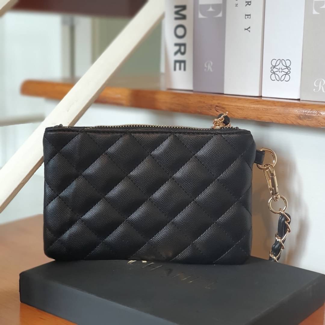 SIZE MINI : Chanel Clutch Bag Gift With Purchase (GWP) กระเป๋าคลัชพร้อมสายคล้องมือพรีเมี่ยมกิ้ฟรุ่นใหม่ล่าสุดจาก Chanel Make up Counter Dutyfree วัสดุหนังคาเวียร์สวยหรูอยู่ทรงประดับโลโก้แบรนด์ด้านหน้า เปิดปิดด้วยซิปสะดวกใช้ห้อยอะไหล่โลโก้แบรนด์สีทองเพิ่มด