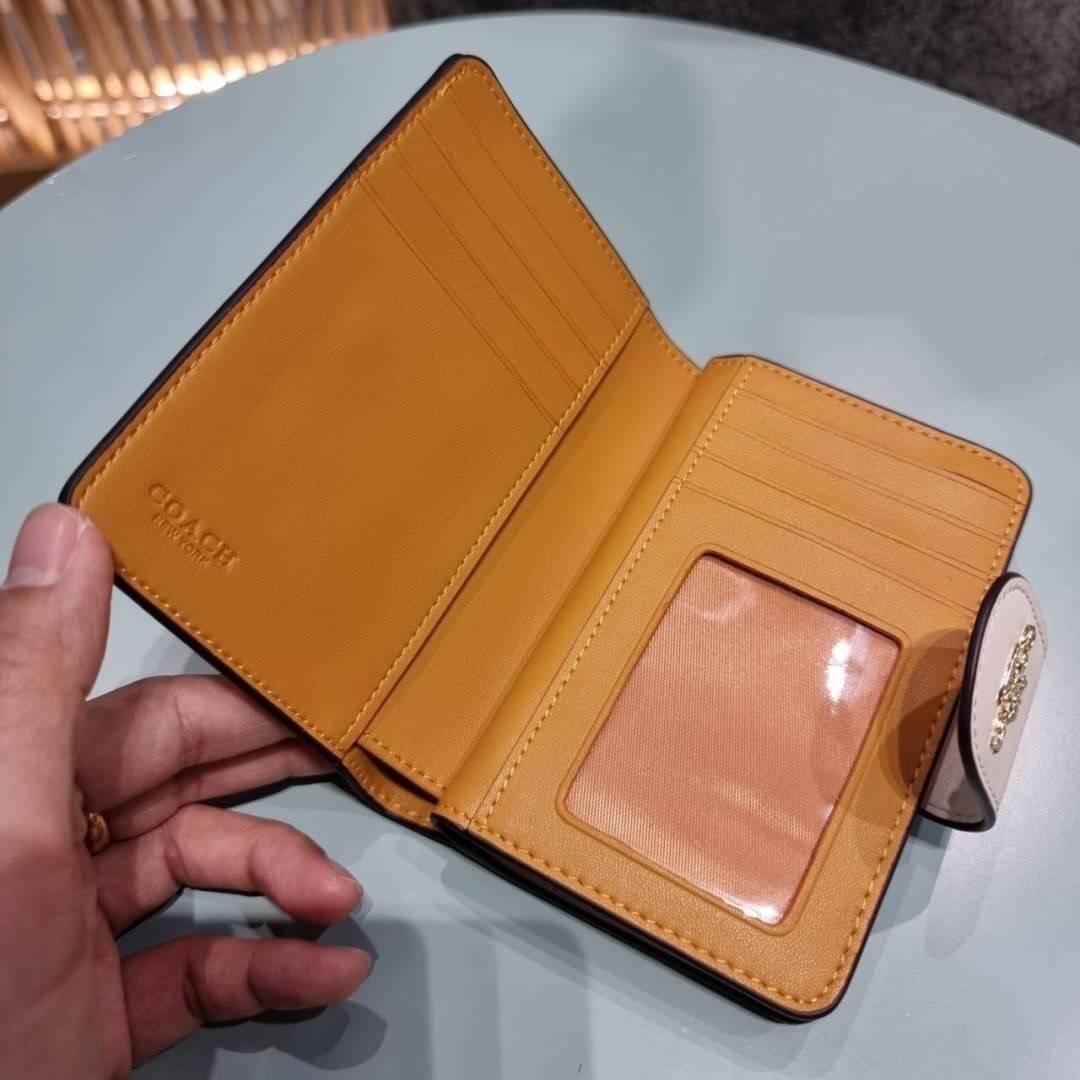 COACH C3375 MEDIUM CORNER ZIP WALLET IN SIGNATURE CANVAS WITH DAISY PRINT ดีไซน์ใหม่ล่าสุด!! คอลเลคชั่นลายพริ้นท์ เพิ่มลูกเล่นให้กระเป๋าสตางค์ของคุณ กับกระเป๋าสตางค์ใบกลาง ขนาดกำลังเหมาะมือ วัสดุหนังแคนวาส ดูแลรักษาง่าย มีช่องใส่บัตรและธนบัตรครบ และช่องซิ