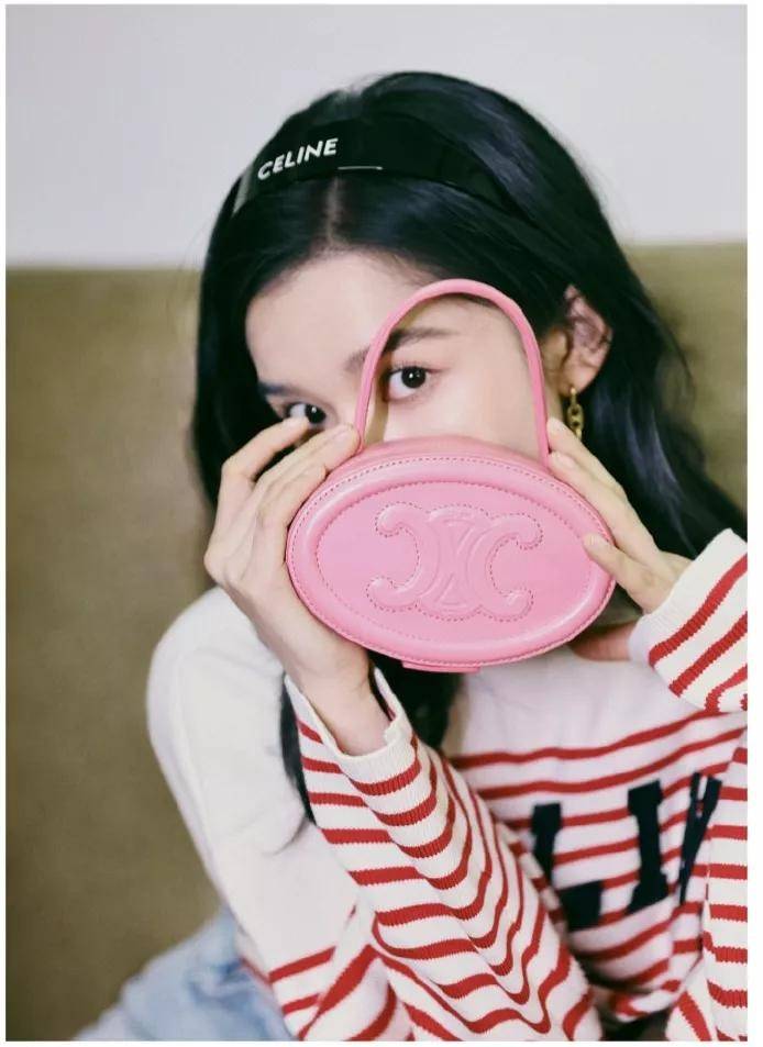 VIP 🥂 CELINE OVAL MINAUDIERE CUIR TRIOMPHE น้องน่ารักม้ากกกก!! น่ารักตะโกนไปเลย!! กับกระเป๋าทรง oval รุ่นแรร์ไอเท็ม ที่หายาก และ sold out ไปหลายรอบ!! น้องใบกะทัดรัด สำหรับสาวๆที่ชอบพกพกของแบบง่ายๆ ให้ชีวิตไม่ยุ่งยาก คล้องแขนใช้งานเก๋ๆ วัสดุหนังสัง