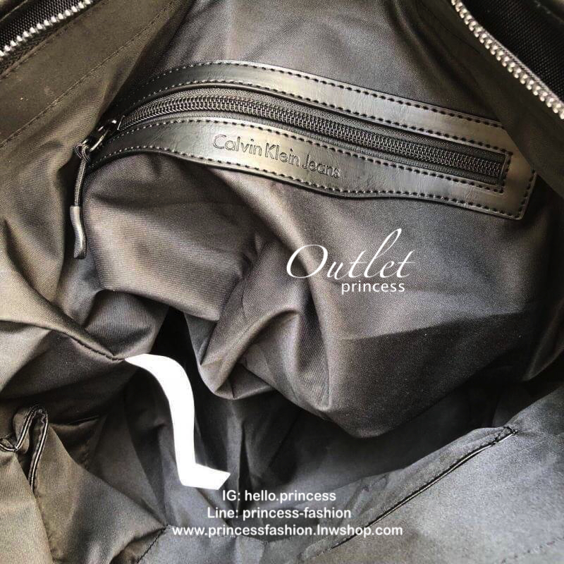 CALVIN KLEIN JEANS TOTE BAG กระเป๋าสะพาย Calvin Klein Jeans Limited Edition จาก Calvin Klein Jeans วัสดุ Polyester คุณภาพดี เนื้อหนา น้ำหนักเบา ด้านหน้าประดับโลโก้แบรนด์สุดหรู พร้อม TAG ห้อยที่หูหิ้วดูมีดีเทล เปิดปิดกระเป๋าด้วยซิปสะดวกใช้ หัวซิปโลโก้แบรนด