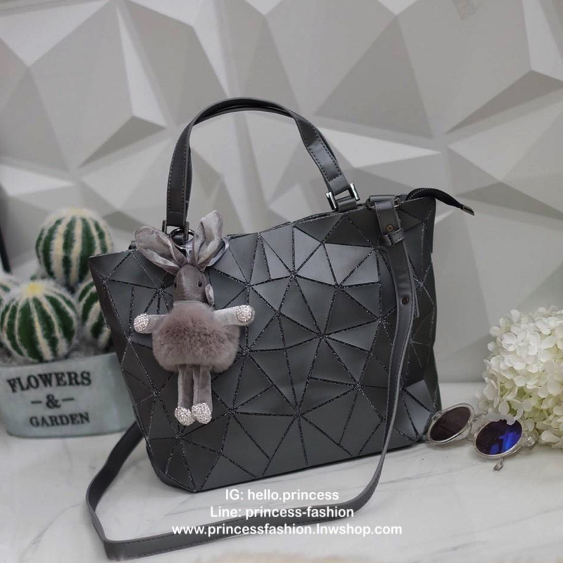 สดใสรับต้นปีกันด้วย กระเป๋าทรงสุดฮิตจากแบรนด์ David Jones อัดลาย Diamond หายาก ใบนี้ มาพร้อมกับน้องกระต่าย Bunny DV diamonds to สีเข้า set กับกระเป๋าคะ กระเป๋า 2in1 ปรับได้ 2 ทรง ตัวกระเป๋าเย็บติด ด้วยแผ่นอคิลิค สุดหรู ดีไซน์เกร๋ **จุดเด่นที่ น้ำหนักเบา ส