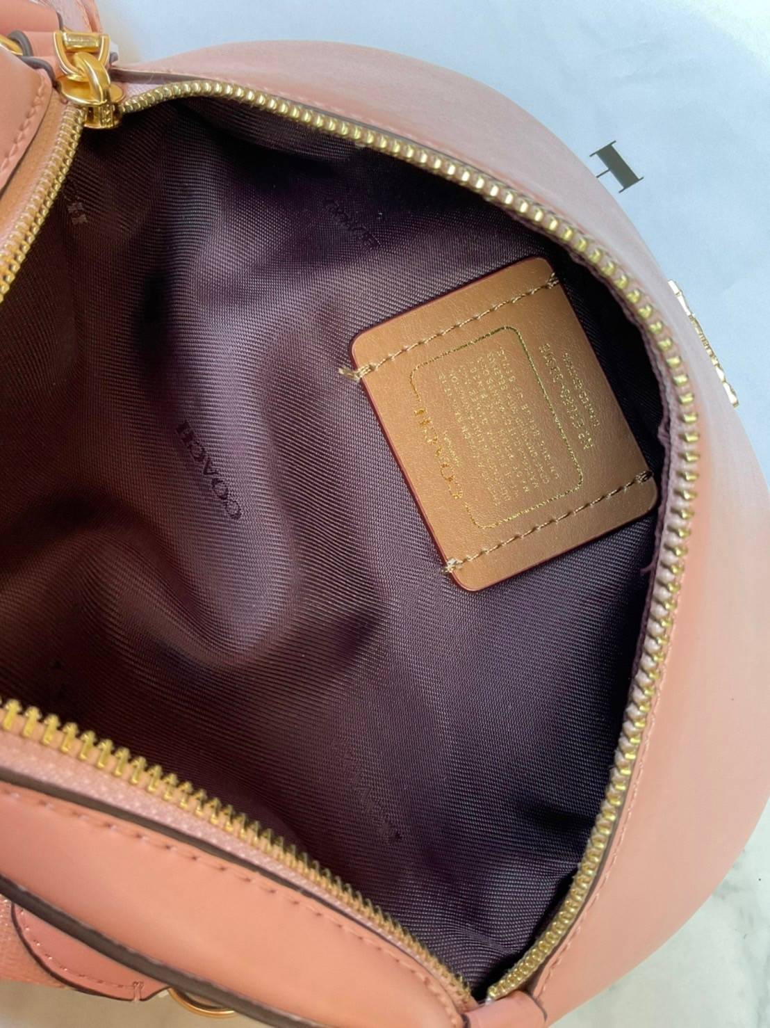 COACH SELENA BELT BAG WITH BUNNY (39315 Pink) / (39316 Black) กระเป๋าสะพาย/คาดอก/คาดเอว รุ่น Limited Edition น่ารักมาก💕 วัสดุหนังแท้ หนังนิ่มอยู่ทรง เปิด-ปิด ด้วยซิป ใส่ Iphone+ กระเป๋าสตางค์ใบสั้น ใส่ของจุกจิกได้ ด้านหลังมีอีก 1 ช่องซิป สายปรับระ