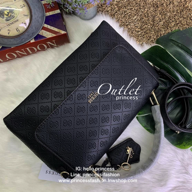 GUESS WOMENS LADIES COAST TO COAST BAG กระเป๋าถือ//สะพายข้าง ทรงสวย หรู วัสดุหนังปั้มลายแบรนด์ทั้งใบ หนังนิ่ม น้ำหนักเบาค่ะ ด้านหน้าห้อยพวงอะไหล่แบรนด์เพิ่มมาให้ เปิดปิดกระเป๋าแบบกระดุมแม่เหล็ก ภายในกว้างมากทีเดียว ใส่กระเป๋าสตางค์ใบยาว; ipad mini ได้ ของ