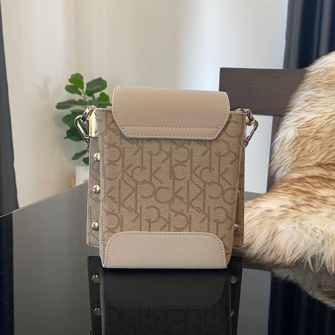 CALVIN KLEIN JEANS crossbody bag กระเป๋าถือหรือสะพาย ลายซิกเนเจอร์แบรนด์ทั้งใบ เปิด-ปิดกระเป๋าด้วยกระดุมแม่เหล็ก ด้านในแบ่งเป็น 2 ช่องหลัก และมีช่องเล็กใส่ของจุกจิก ซับในลายแบรนด์อย่างดี มาพร้อมสายสะพายยาวปรับระดับได้ฟรีไซต์ สามารถใช้ได้หลากหลายโอกาสค่ะ