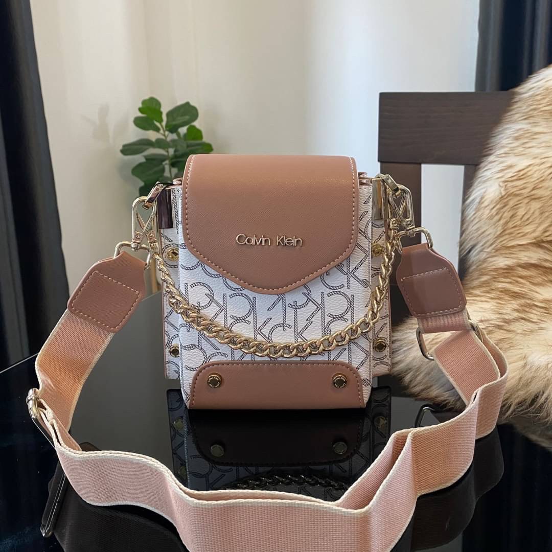 CALVIN KLEIN JEANS crossbody bag กระเป๋าถือหรือสะพาย ลายซิกเนเจอร์แบรนด์ทั้งใบ เปิด-ปิดกระเป๋าด้วยกระดุมแม่เหล็ก ด้านในแบ่งเป็น 2 ช่องหลัก และมีช่องเล็กใส่ของจุกจิก ซับในลายแบรนด์อย่างดี มาพร้อมสายสะพายยาวปรับระดับได้ฟรีไซต์ สามารถใช้ได้หลากหลายโอกาสค่ะ