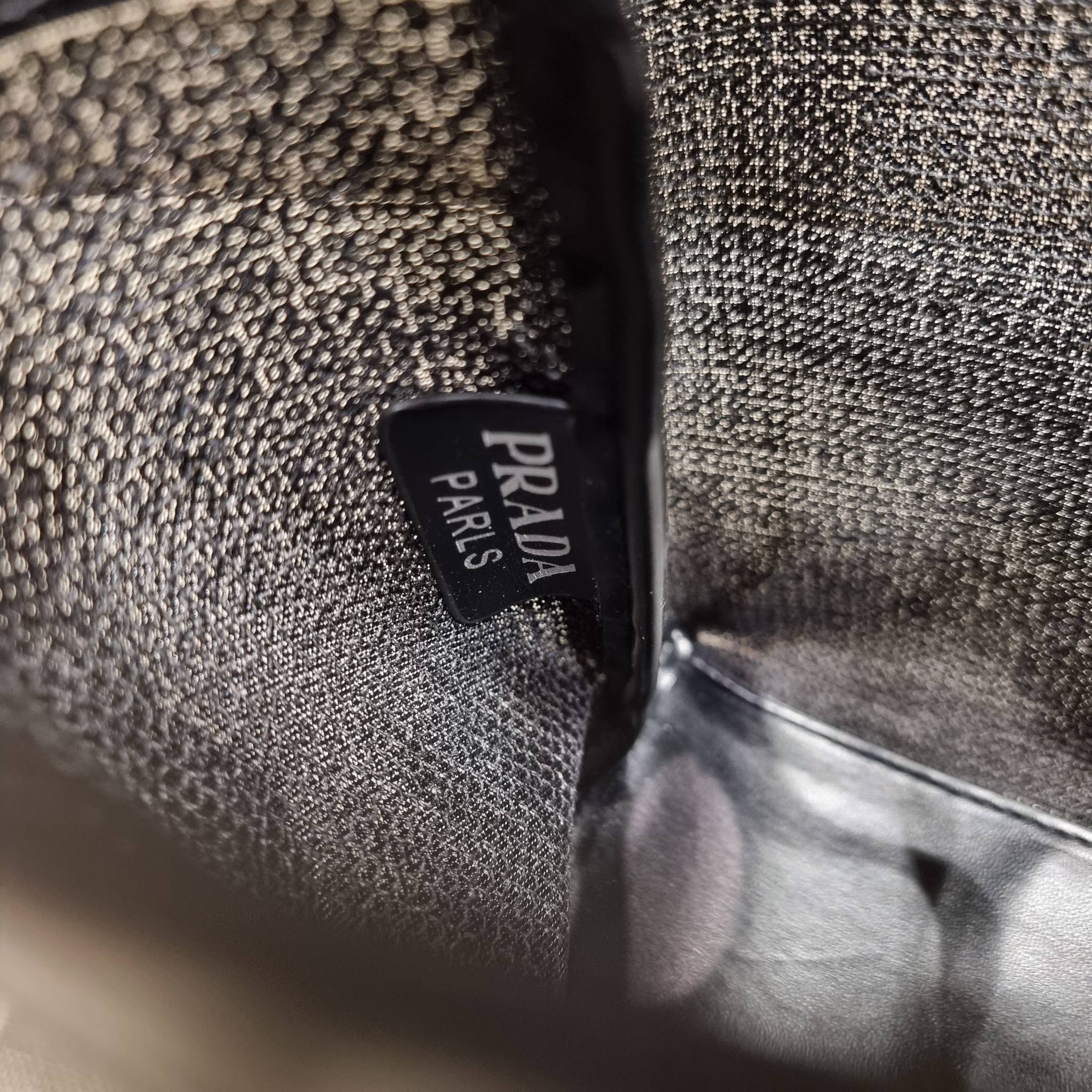 PRADA SMALL SEQUINED MESH TOTE BAG เอาใจสายแฟอีกครั้ง!! กระเป๋าทรงโท้ท ขนาดเล็ก ที่มีดีเทลฝีมือ ด้วยการเรียงร้อยแผ่นเลื่อมเป็นตาข่ายรอบใบ ตัดขอบด้วยหนังสังเคราะห์ พิเศษพร้อมใบลูกให้ด้วย ทรงใช้งานง่าย ภายในโล่งกว้าง ถือไปเรียน ไปเที่ยว ไปทำงาน พกพาง่ายสุดๆ