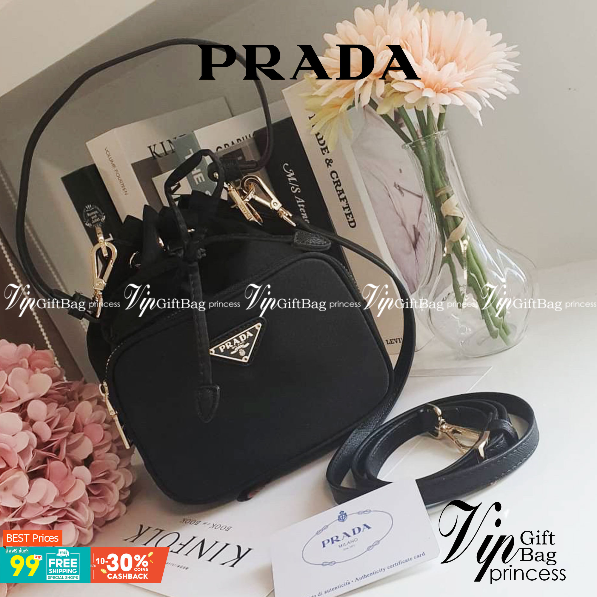 Size MINI : พร้อมส่งรุ่นขายดี!!! PRADA DRAWSTRING BAG WITH STRAP VIP GIFT WITH PURCHASE พรีเมี่ยมกิ๊ฟจากต่างประเทศรุ่น Limited วัสดุ Nylon & Polyester 100% เนื้อหนา ด้านหน้าประดับโลโก้ เปิดปิดแบบ Drawstring มาพร้อมสายสะพายให้ถึง2แบบทั้งสายสั้นและสายยาวปรั