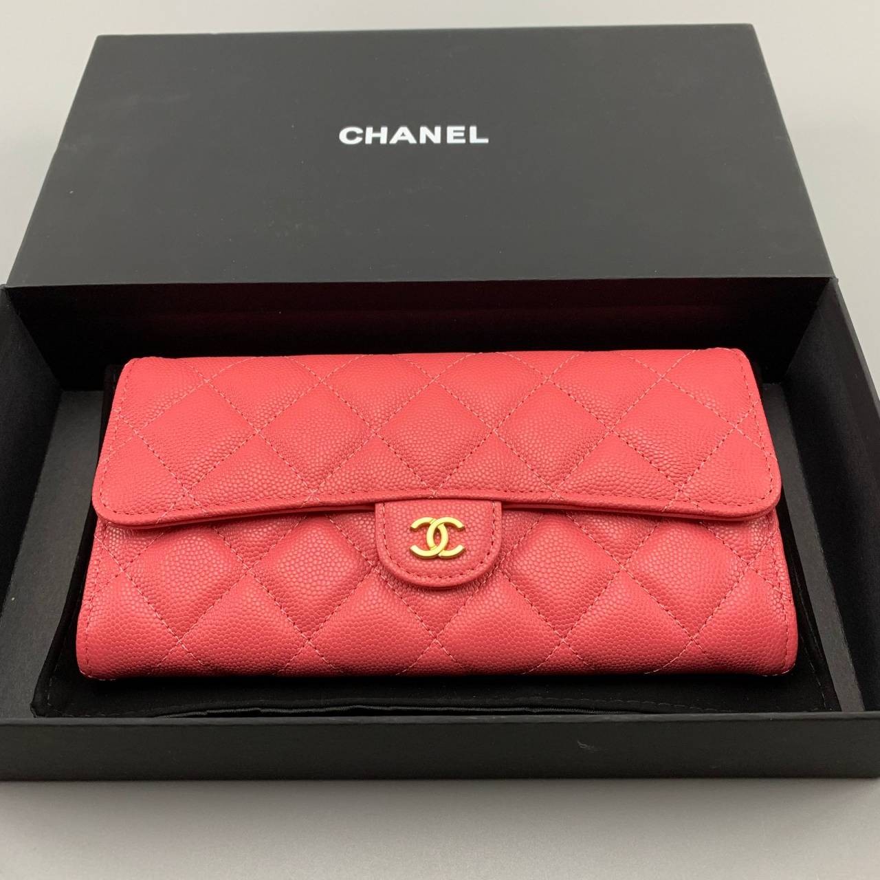 CHANEL LONG WALLET งานหนังแท้คาเวียร์สวยหรู โทนสีหวาน กระเป๋าสตางค์ใบยาวไอเท็มแนะนำ ใช้งาน ตทป ได้ สวยคลาสสิคไม่มีเอ้าท์ หนังแท้ใช้งานได้ทน ยิ่งใช้ยิ่งสวย ภาพถ่ายจากสินค้าจริง มาพร้อมกล่องแบรนด์ พร้อมส่งที่ไทย Must Have ค่ะ!