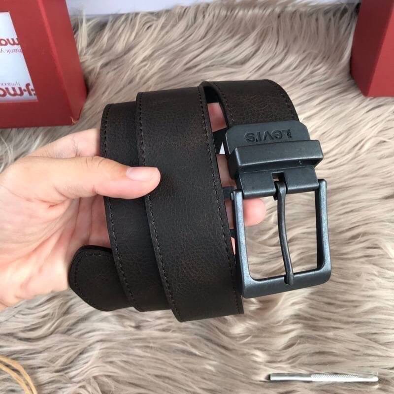 Levi’s Belt and Wallet Gift Set เซทสุดคุ้มทั้งกระเป๋าสตางค์พับสองตอนและเข็มขัดวัสดุหนังคุณภาพดี กระเป๋าสตางค์ปั้มโลโก้ด้านหน้าภายในมีช่องใส่ธนบัตรแยกเป็นสัดส่วนวัสดุคุณภาพดีตามแบบฉบับของแบรนด์เข็มขัดใช้ได้ในทุกโอกาส จัดเซทมาใน Gift Set หรือจะมอบเป็นของขวั
