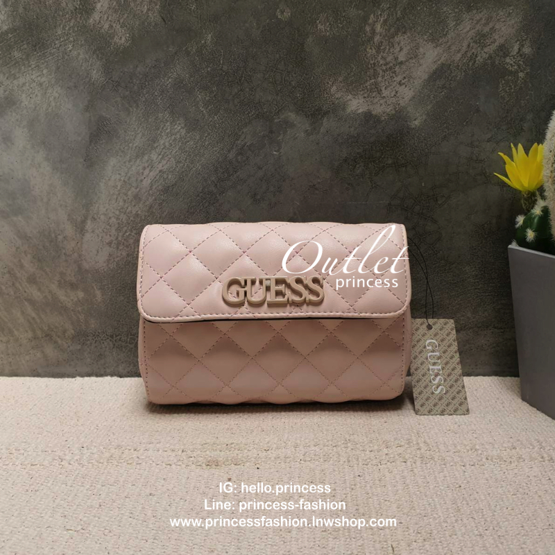 Guess elliana Crossbody Belt Bag รุ่นนี้ได้ทั้งสะพายยาวและคาดเอวค่ะ ด้านหน้าติดโลโก้แบรนด์สีตามหนังกระเป๋า หนังเป็นลายตาราง เปิดปิดด้วยกระดุมแม่เหล็ก ด้านในบุผ้าลายโลโก้แบรนด์ ด้านหลังมีที่สอดสายสำหรับคล้องเอว รุ่นนี้มีสายยาวให้ทั้ง 2 เส้นสำหรับต่างโอกาสค