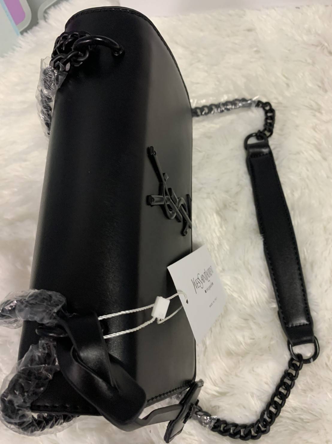 VIP 】YSL_SUNSET MEDIUM IN CROCODILE EMBOSSED SHINY LEATHER Bag VIP GIFT WITH PURCHASE (GWP) พรีเมี่ยมกิ้ฟ Limited Edition จาก YSL DUTY FREE COUNTER วัสดุหนังแกะสังเคราะห์ อะไหล่ดำทั้งใบ งานฮอตรุ่นฮิตที่กำลังมาแรง ตกแต่งป้ายห้อยเก๋ๆ ด้วยตัวอักษรแบรนด์ สายส