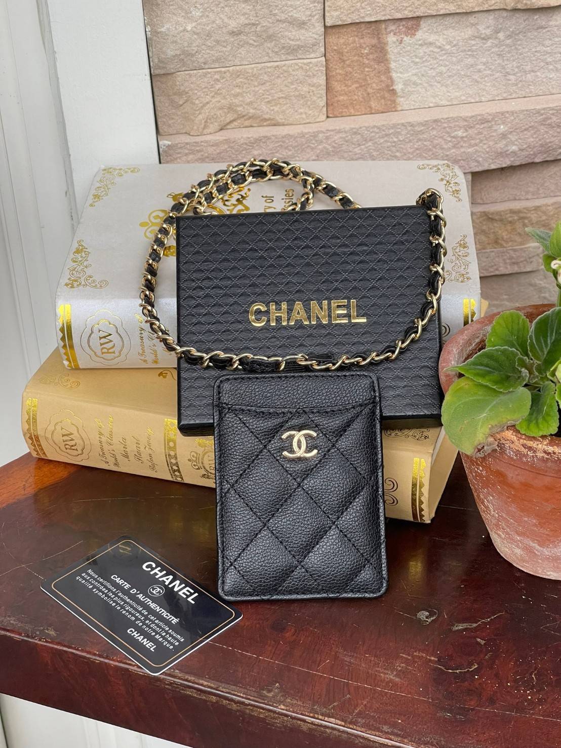 CHANEL Caviar Quilted Card Holder On Chain สายคล้องคอใส่บัตรรุ่นนี้การออกแบบเรียบง่ายแต่ดูแพงใส่การ์ดได้ทั้งด้านหน้า ด้านหลัง ตรงกลางมีช่องเพิ่มให้อีก1ช่อง ด้านหน้าประดับโลโก้ชาแนล ลายหนังคาเวียร์ ดูดีมีซิกเนเจอร์สุดๆ ใช้แล้วมีเอกลักษณ์ มาพร้อมกับสายโซ่ร้