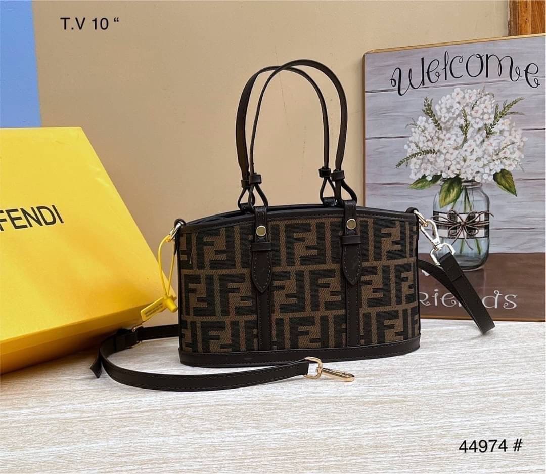 LV MINI TOTE / FF FENDI MINI TOTE รุ่นใหม่ล่าสุด คิ้วท์กว่าใคร! กับไอเท็มโมโนแกรมสุดฮิต กระเป๋าทรงโท้ทไซส์มินิ น่ารักน่าใช้มากๆ ให้คุณได้เพลิดเพลิน และคล่องตัวมากๆ ภายในโล่ง ใส่ของสำคัญได้ มาพร้อมสายสะพายที่ถอดออกได้ ใบนี้ตอบโจทย์ให้กับทุกไลฟ์สไตล์แน่นอน