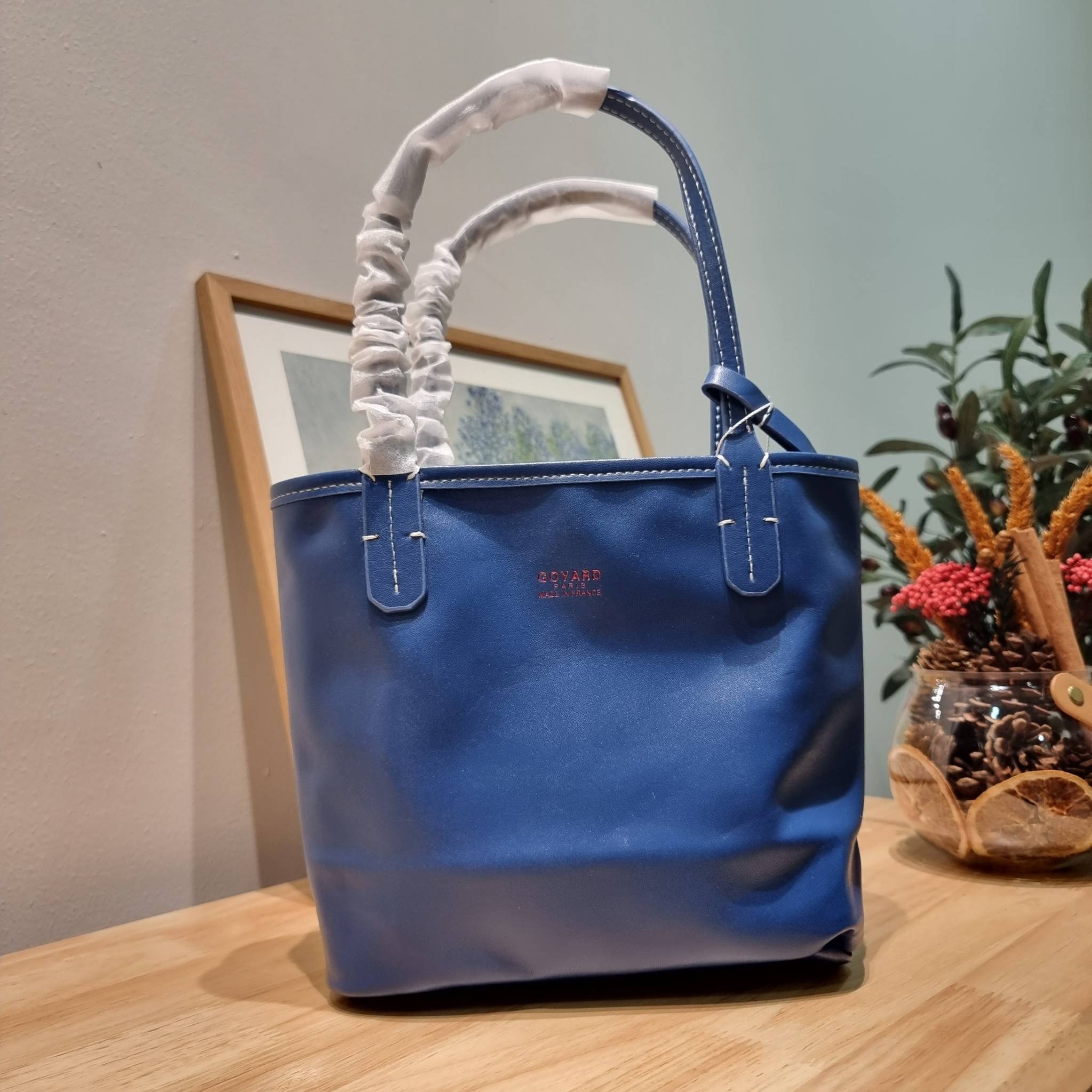 GOYARD MINI ANJOU REVERSIBLE TOTE ฮอตไอเท็ม กับกระเป๋าสะพายทรงโท้ท ไซส์มินิ กะทัดรัดมาก มาครบสีขายดี เลิศทุกสี รูปทรงคลาสสิค ดีไซน์เป็นเอกลักษณ์ ใช้งานได้หลากหลาย สามารถกลับด้านใช้ได้แบบไม่มีเบื่อ