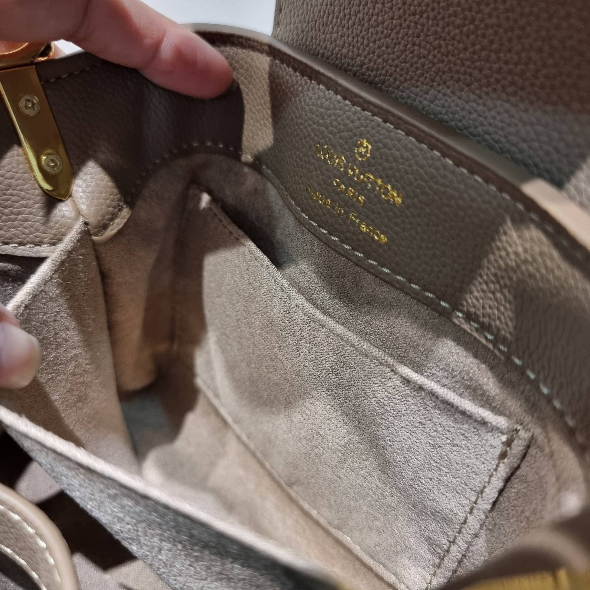 LV capucines mini top handle ที่สุดของความสวยในราคาเบาๆ กระเป๋าถือสุดหรู ดีไซน์ทรงคลาสสิค ที่รอบนี้มาในไซส์มินิ ดีงามม้ากกกก!! มาพร้อมหูจับในตัว ด้วยรูปทรงวินเทจและวัสดุหนังลูกวัว ขับผิว ทำให้ไอเท็มนี้สะกดทุกสายตาจริงๆ