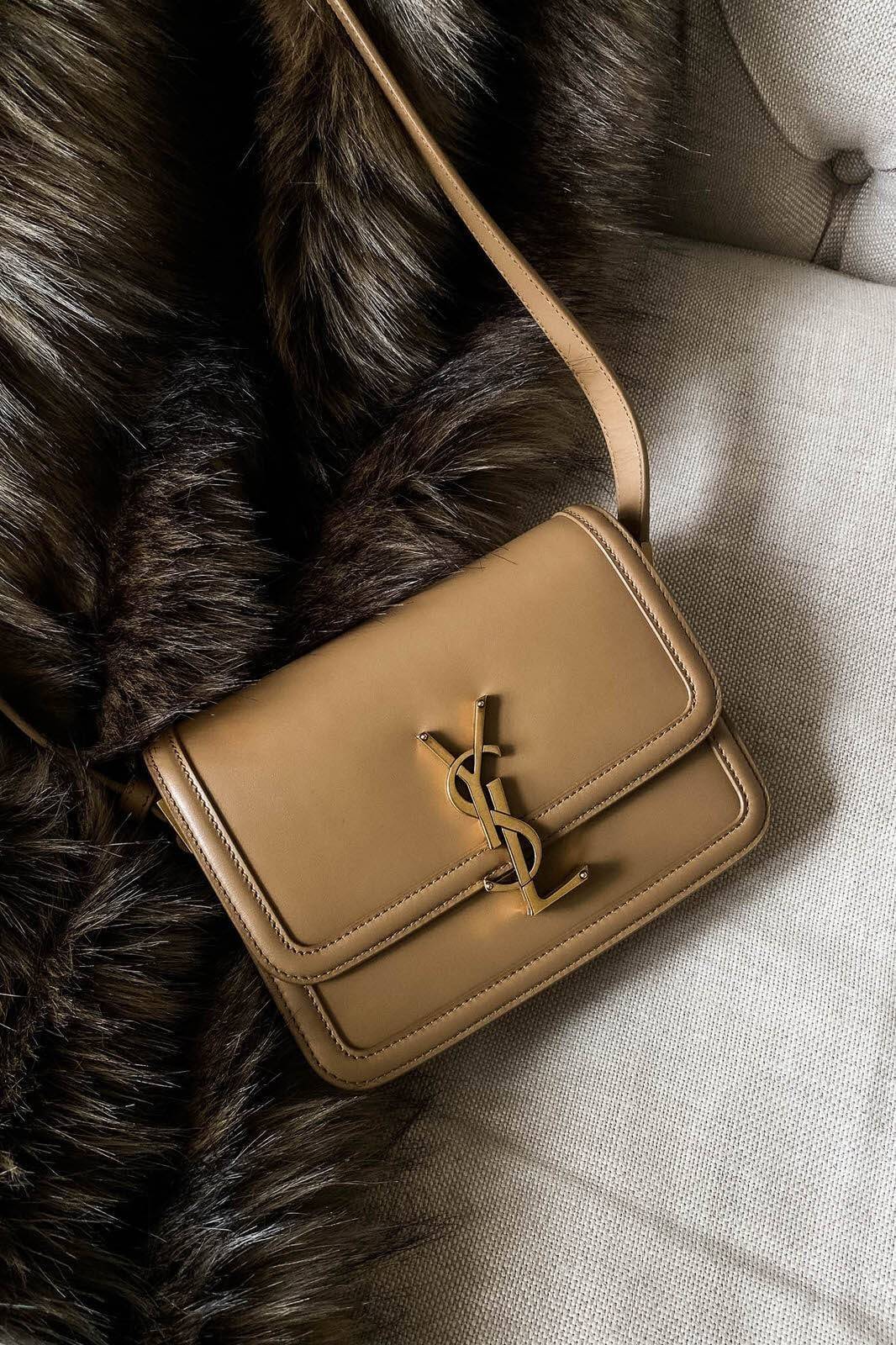 YSL SOLFERINO SATCHEL LEATHER / Yves Saint laurent crossbody bag กระเป๋าสะพายข้าง โลโก้โดดเด่น ดีเทลดูแพงด้วยตัวล็อค ใช้งานง่าย แน่นหนา วัสดุหนังแท้เต็มใบ ภายในเป็นช่องโล่ง ใส่ของสำคัญได้เลยสบายๆ สายสะพายครอส ปรับใช้ได้ตามตัว ใบจริงสวยคม ราคาสุดคุ้มพร้อม 