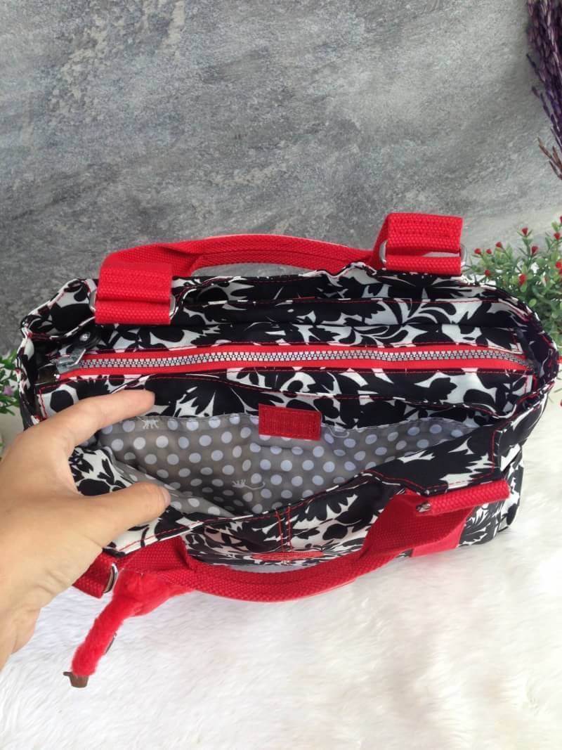 Kipling รุ่น Cicele กระเป๋าสะพายไหล่ใบใหญ่ สวยน่ารัก ตัวกระเป๋าด้านในเป็นช่องโล่งแบบปิดเปิดด้วยซิป มีช่องซิปด้านใน ด้านข้างกระเป๋า มี 2 ช่อง ปิดเปิด ด้วยเทป พร้อมที่ใส่โทรศัพท์ ปากกา และ MP 3 ในส่วนด้านใน และ ด้านข้างกระเป๋า ซ้าย-ขวา เป็นช่องขนาดเล็กสำหรั