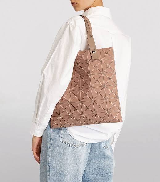 BAO BAO ISSEY MIYAKE LUCENT ONE-TONE กระเป๋าสะพายไหล่ ทรงโท้ท ใบใหญ่สวยมาก ปรับได้หลายทรงตามเอกลักษณ์เฉพาะของแบรนด์นี้ วัสดุ 100% POLYESTER PARTLY: SYMYHETIC LEATHER ด้านในใส่ของได้เยอะมาก ใส่ไอแพด สมุดโน้ตได้สบายเลย วัยทำงานหรือวัยนักศึกษา อย่างน้อยต้องม