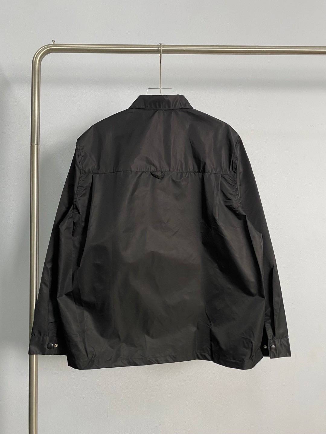 TOP ORI | PRADA Re-Nylon triangle-logo shirt เสื้อเชิ้ต ผ้าลื่น เงา งานละเอียดมากๆ งานVIP 1:1 แนะนำให้ต้องมีเป็นเจ้าของ เสื้อเชิ้ตงานแบรนด์เนื้อผ้าอย่างดีงานนำเข้าจากโรงงานเทียบแบรนด์