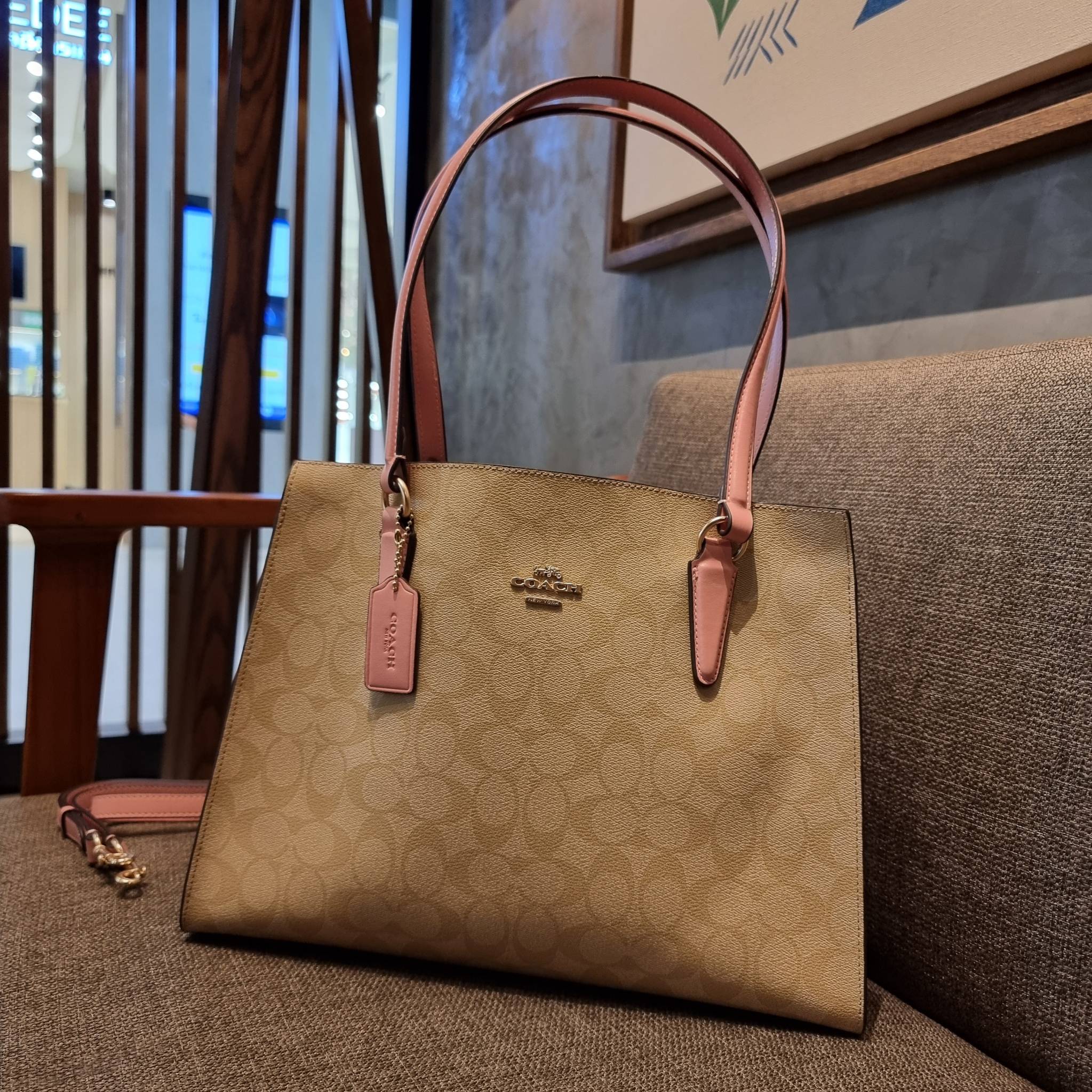 COACH C4075 TATUM CARRYALL IN SIGNATURE CANVAS คอลเลคชั่นใหม่ล่าสุด จัดมาให้ได้สวยก่อนใคร สวยหรูทุกสี!! ลุคผู้ดีต้องมาอีกหนึ่ง กระเป๋าสะพายทรงสวย ที่มาพร้อมสายสะพายไหล่ในตัว และสายครอสบอดี้สำหรับสะพายข้าง วัสดุหนัง crossgrain สวยคมมากๆ ตัวกระเป๋าถูกแบ่งเป