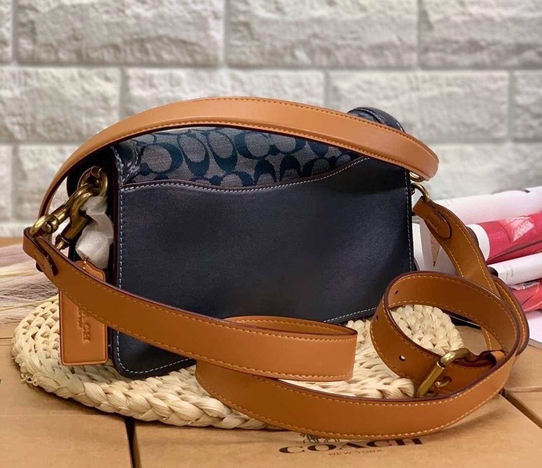 COACH Tabby Shoulder Bag 26 In Signature Chambray กระเป๋าหิ้วได้//คล้องไหล่ได้//สะพายข้างได้ วัสดุผ้าแคนวาสทอลายอย่างดี+หนังแท้ค่ะ เปิดปิดกระเป๋าแบบกระดุมแม่เหล็ก มีอะไหล่แบรนด์ตัวใหญ่ด้านหน้าหรูหราเลยทีเดียว ภายในกระเป๋ามีช่องหลักใส่ของ2ช่อง สามารถใส่กระ