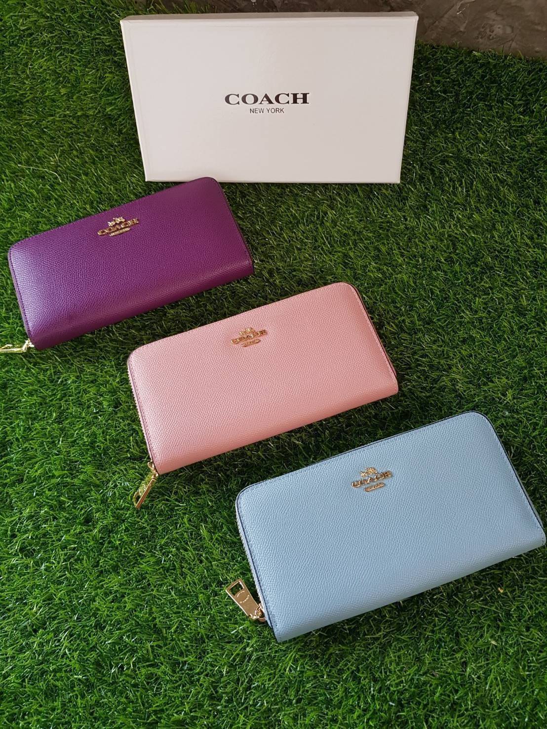 Coach longvwallet กระเป๋าสตางค์ใบยาวซิปรอบ ด้านหน้าตประดับโลโก้แบรนด์ อะไหล่ทอง ซิปแบรนด์ปั๊ม ภายในมีช่องใส่บัตร 1 2ช่อง และช่องใส่ธนบัตร 3 ช่อง มีช่องซิปกลางใส่เหรียญค่ะ