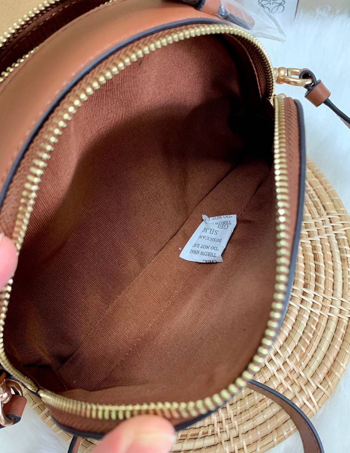 ใหม่ล่าสุดก่อนใคร! 🌈ต้อนรับเปิดประเทศด้วยรุ่นใหม่กันค่าา😘 COACH Serena Satchel In Signature Canvas With Stripe ((C5642)) พร้อมส่งที่ไทย ใบจริงสีคือสวยหรูมากค่ะ! กระเป๋าสะพายข้าง ขนาดกระทัดรัด ทรงโดมเล็ก น่ารักมากๆค่ะ ด้านหน้าสกรีนแถบสีสายร