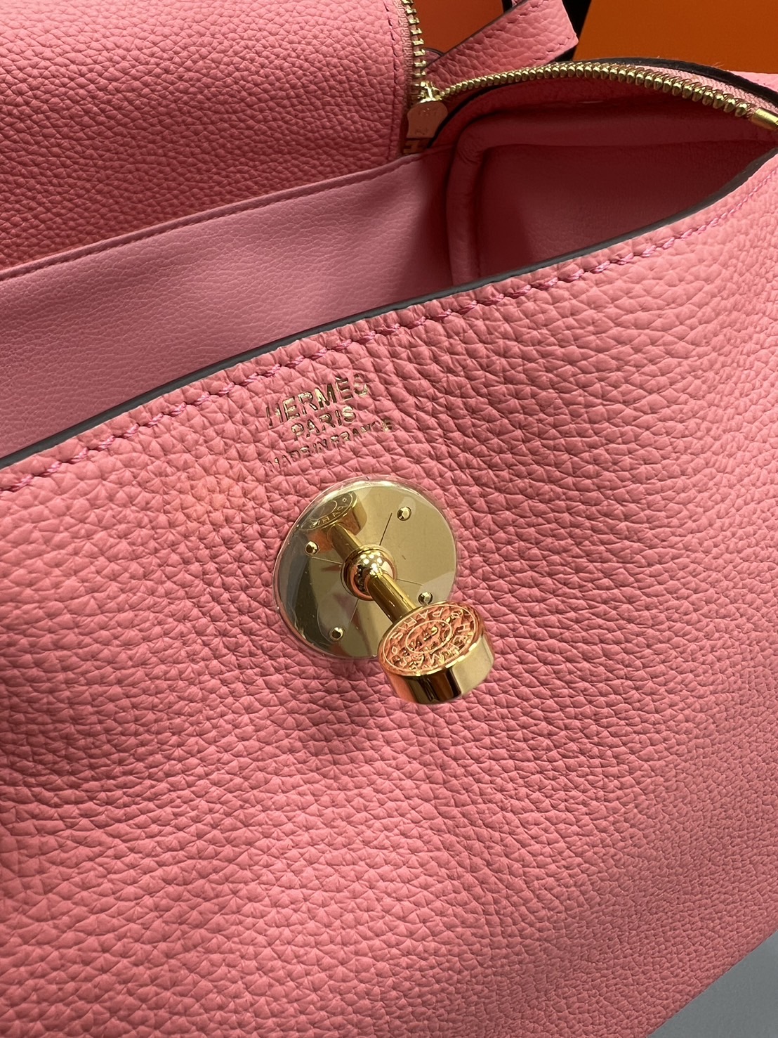 พร้อมส่ง 15 สี HERMES Lindy 26 bag กระเป๋าทรงโท้ทหนังสวยอย่างดี เอกลักษณ์ของความเรียบหรูไฮคลาสอย่างสมบูรณ์แบบ เกรดออริ สลับแท้ งานสวยตามรูป ใช้งานต่างประเทศได้