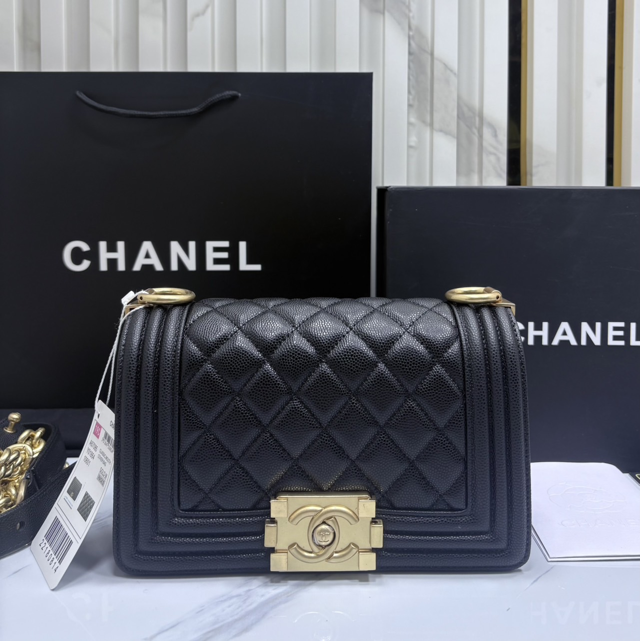 ORI หนังแท้ | CHANEL Boy 20cm shoulder bag กระเป๋าสะพายรุ่นยอดนิยมสุดคลาสสิคตลอดกาล หรูหราระดับตำนาน สวยงามเหนือกาลเวลา ขนาดเล็กน่ารัก ไม่ว่าเวลาจะผ่านไปเเค่ไหนก็ไม่เคย Out เรียบ หรู คลาสสิค ผู้ดี ไฮโซที่แท้ทรูสวยมากค่ะ