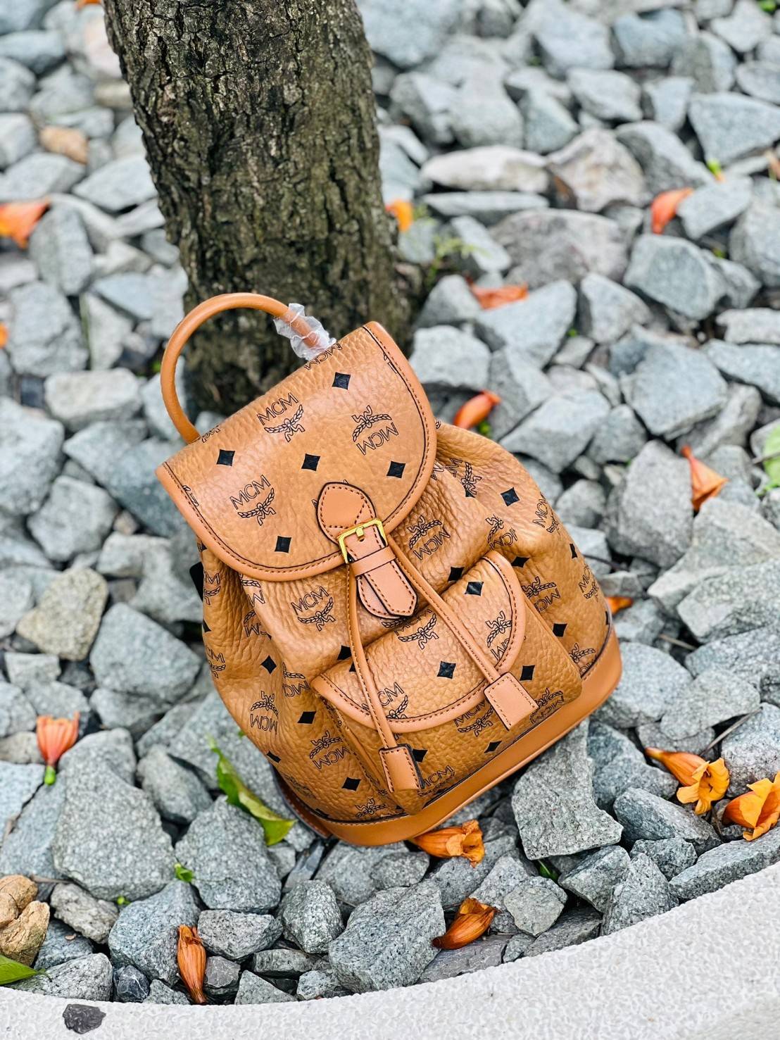 M.C.M AREN VISETOS BACKPACK / M.C.M Aren Drawstring Backpack in Visetos กระเป๋าเป้ทรงบัคเกตที่ทันสมัยคลาสสิคสวยมากๆ หนังแคนวาสอย่างดี ลายหนังสวยอีกหนึ่งรุ่นที่สาวๆควรมีติดตัว 🧡เกรดท็อปออริ เทียบแท้ 1:1 เกรดดีสุด ใช้งานต่างประเทศได้