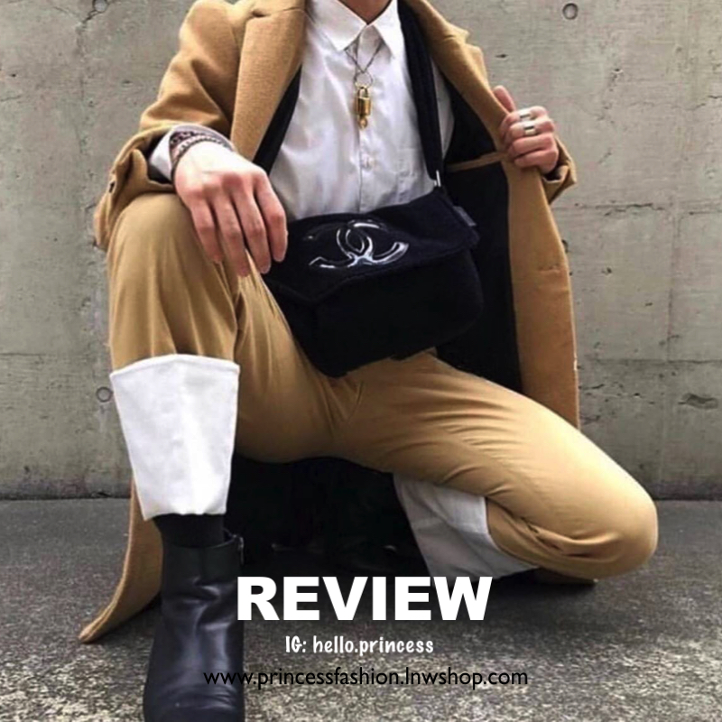 Chanel Beaute Crossbody Bag กระเป๋าสะพาย VIP GIFT ของแท้ จาก Chanel Cosmetic แท้💯 วัสดุขนวูลหนานุ่ม ตัดโลโก้แบรนด์หนังสีขาวสวยโดดเด่น น้ำหนักเบา เปิดปิดด้วยฝาปิดกระดุมแม่เหล็ก ใบใหญ่กำลังดี ใส่ iPad, กระเป๋าสตางค์ใบยาว, และของจุกจิกได้เยอะ มาพร้อม