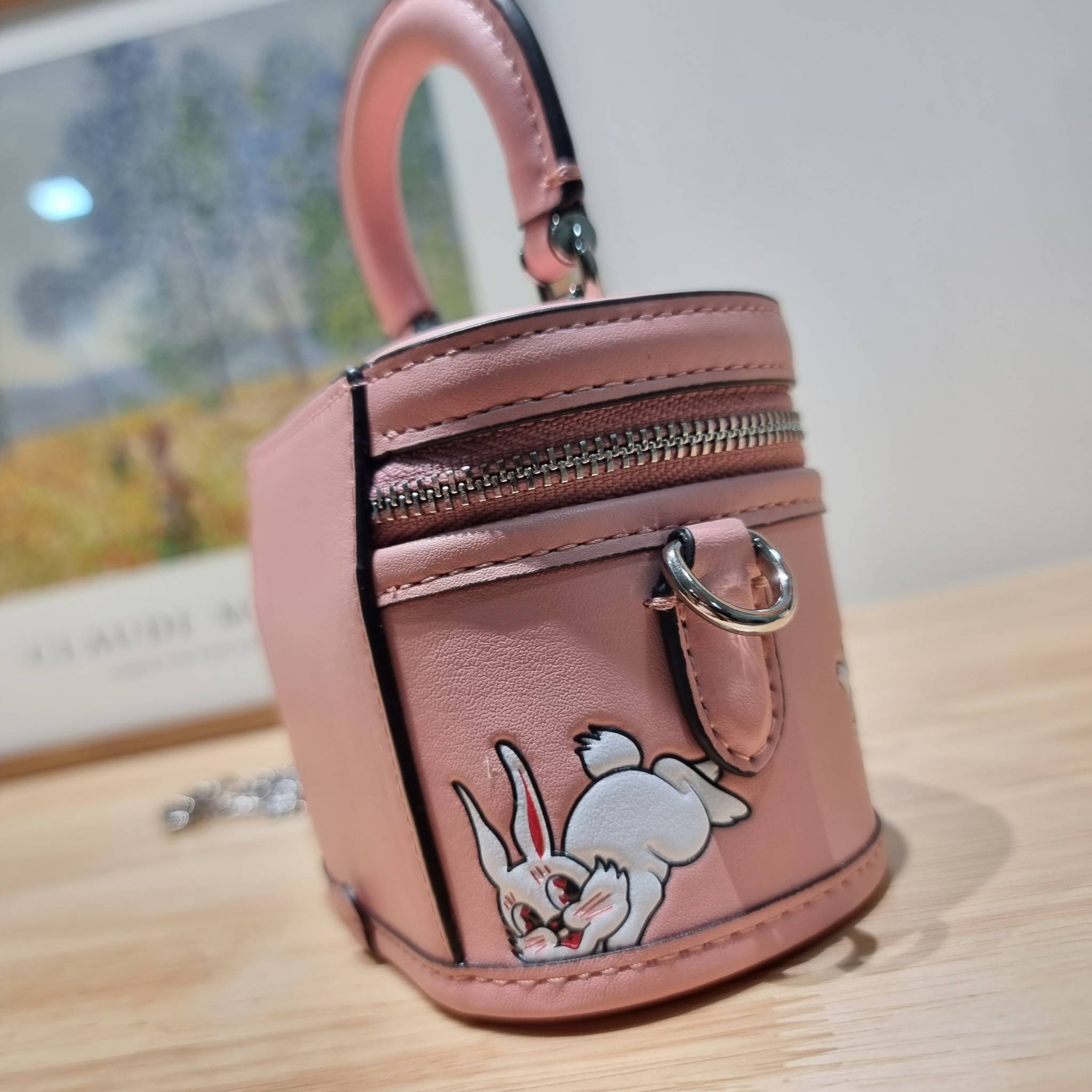 COACH TRAIL CROSSBODY 12 WITH RABBIT PRINT CN596 พร้อมส่ง กระเป๋าสะพายทรงกล่องทรงโค้ง น่ารักสุดฮิต โดดเด่นด้วยน้องกระต่าย และอะไหล่ตัวซีที่หัวซิป ใช้งานสะดวก
