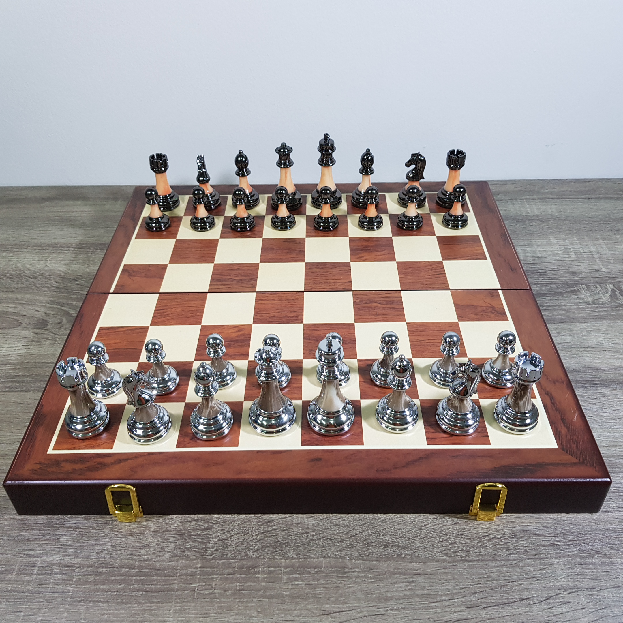 ชุดหมากรุกสากลไฮเอน(High End)ตัวอะคริลิคช่องขนาด 5x5 cm. ขนาดกระดาน45x45 cm.