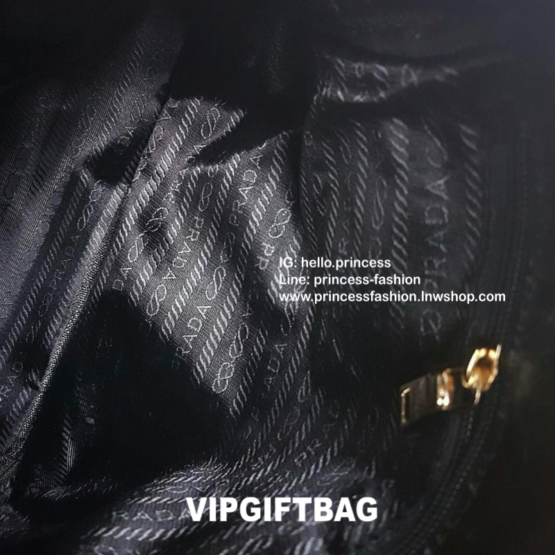 ใช้ได้ทั้งหญิงชาย!! อย่ารอช้า รีบคว้าด่วน Don't Miss! PRADA NYLON BACKPACK กระเป๋าสะพายเป้ พรีเมี่ยมกิ้ฟจากเคาน์เตอร์ต่างประเทศรุ่น Limited edition ที่ฮ๊อตสุดๆ วัสดุเป็น Nylon เนื้อหนาคุณภาพดีตามแบบฉบับของแบรนด์ ขนาดกำลังดี น้ำหนักเบา ด้านหน้าเป็นลาย