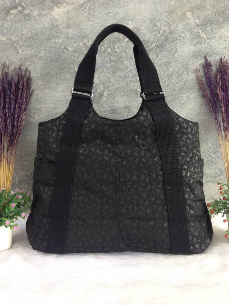 Kipling รุ่น Cicele กระเป๋าสะพายไหล่ใบใหญ่ สวยน่ารัก ตัวกระเป๋าด้านในเป็นช่องโล่งแบบปิดเปิดด้วยซิป มีช่องซิปด้านใน ด้านข้างกระเป๋า มี 2 ช่อง ปิดเปิด ด้วยเทป พร้อมที่ใส่โทรศัพท์ ปากกา และ MP 3 ในส่วนด้านใน และ ด้านข้างกระเป๋า ซ้าย-ขวา เป็นช่องขนาดเล็กสำหรั