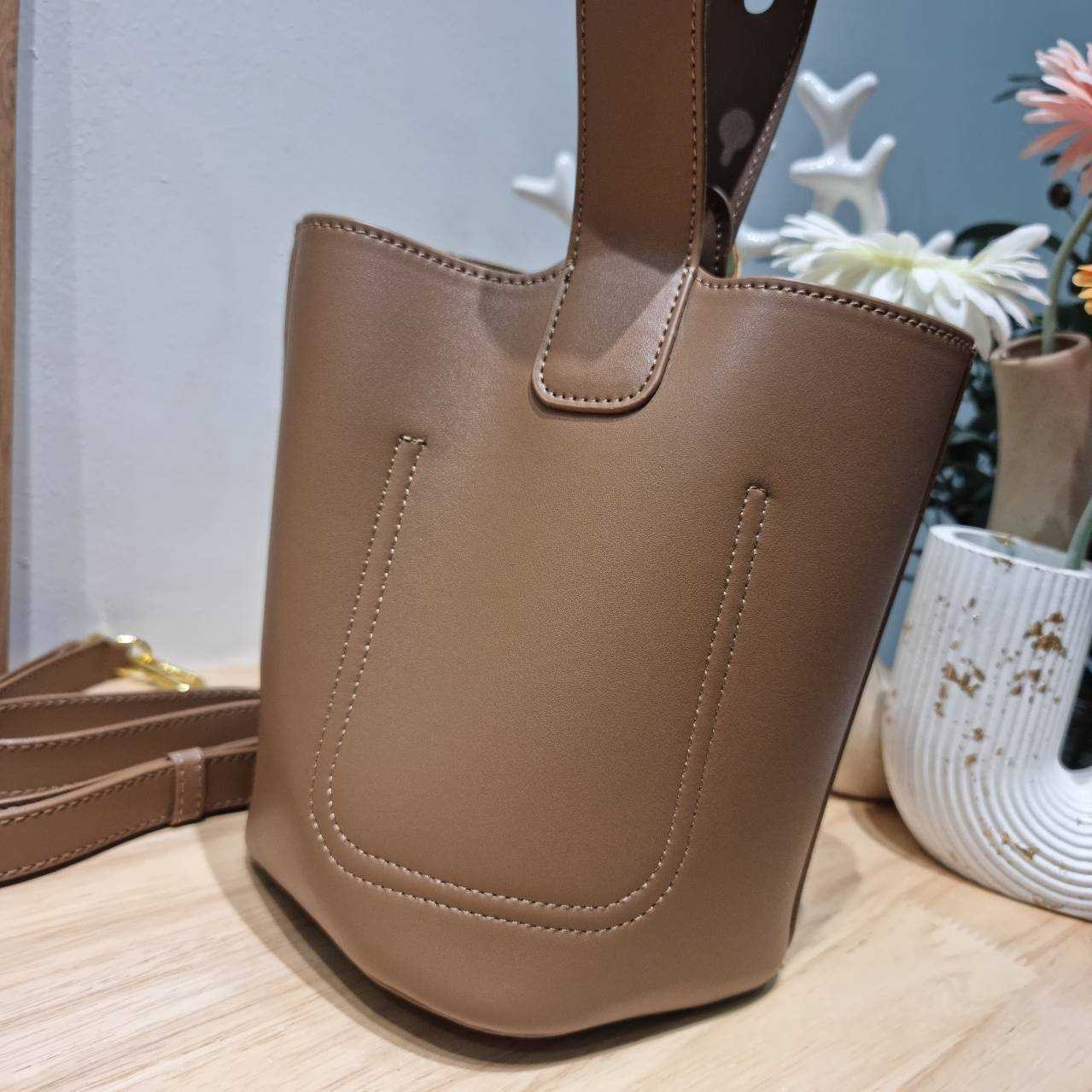 LOEWE MINI PEPBLE BUCKET IN MELLOW กระเป๋าทรงบัคเก็ต รูปทรงสวยใช้งานง่าย กิมมิคหรูหราสุดๆ เกรดออริ