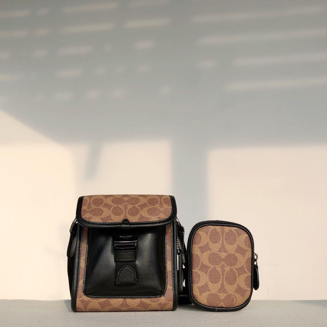 Coach C2600 Classic Logo Canvas Charter / COACH CHARTER NORTH/SOUTH CROSSBODY WITH HYBRID POUCH IN SIGNATURE CANVAS กลับมาเอาใจหนุ่มๆกันอีกครั้ง!! หล่อได้ไม่ซ้ำใคร กับไอเท็มสุดหรู กระเป๋าสะพายข้างรุ่นนี้ ดีไซน์ทรงกล่อง เรียบหรู วัสดุหนังแคนวาสสลับหนังแท้ 