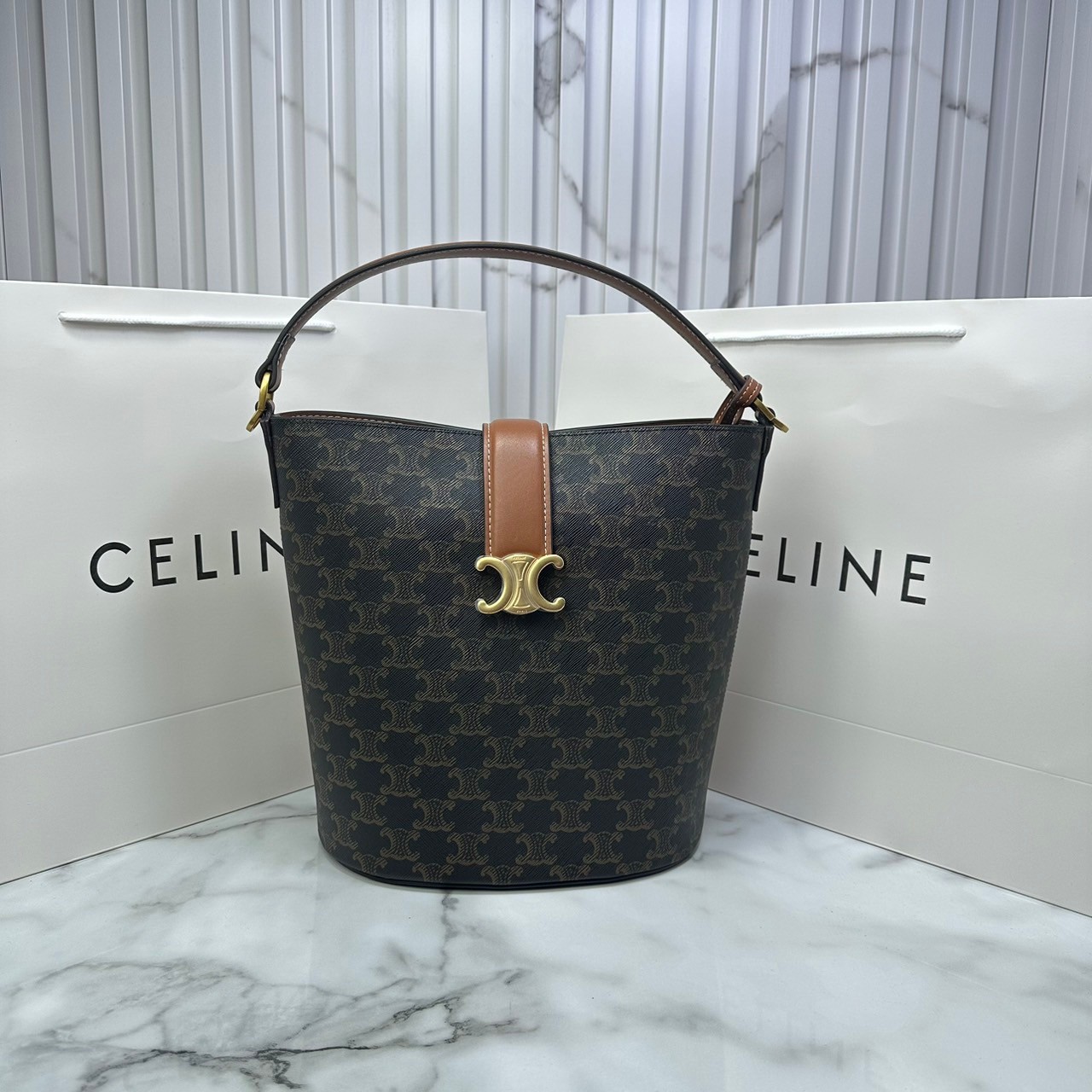 CELINE MEDIUM LOUISE BAG in Triomphe Canvas กระเป๋าสะพายทรงบัคเก็ต กระเป๋าถือพร้อมฆูจับและสายสะพายข้าง งานแคนวาสแท้พิมพ์ลายโลโก้สวยคมชัด เรียบหรู