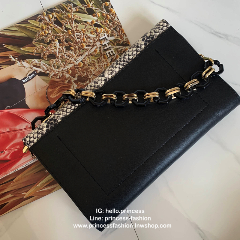 คลัชมาใหม่ สัปดาห์นี้ค่า ‘ Stair ‘ Clutch bag ✔️รอบนี้เข้าเพิ่มอีก 5 ลายเลยน๊า หลังจากปล่อยคอลเลคชั่นแรกออกไปแล้วได้รับความนิยมมากๆ รอบนี้จัดเฉดสีกลางๆ ให้แมทช์ง่ายกับชุดด้วยค่า **หนังวัวแท้ค่า